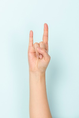 포토 JPG 스튜디오촬영 커뮤니케이션 한손 실내 누끼 손짓 한글 신체부위 복지 파란배경 모음 소통 의사소통 지문자 청각장애인 ㅐ 국내포토 문자 손 백그라운드 컨셉 모션 사람 내부 파란색 장애인 사회이슈 수화 파일형식 복모음