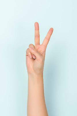 포토 JPG 스튜디오촬영 커뮤니케이션 한손 실내 누끼 손짓 한글 신체부위 복지 파란배경 모음 소통 의사소통 지문자 청각장애인 ㅑ 국내포토 문자 손 백그라운드 컨셉 모션 사람 내부 파란색 장애인 사회이슈 수화 파일형식 단모음