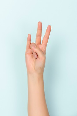 포토 JPG 스튜디오촬영 커뮤니케이션 한손 실내 누끼 손짓 한글 신체부위 복지 파란배경 모음 소통 의사소통 지문자 청각장애인 ㅒ 국내포토 문자 손 백그라운드 컨셉 모션 사람 내부 파란색 장애인 사회이슈 수화 파일형식 복모음