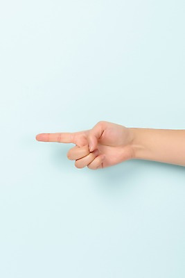 포토 JPG 스튜디오촬영 커뮤니케이션 한손 실내 누끼 손짓 한글 신체부위 복지 파란배경 모음 소통 의사소통 지문자 청각장애인 ㅓ 국내포토 문자 손 백그라운드 컨셉 모션 사람 내부 파란색 장애인 사회이슈 수화 파일형식 단모음