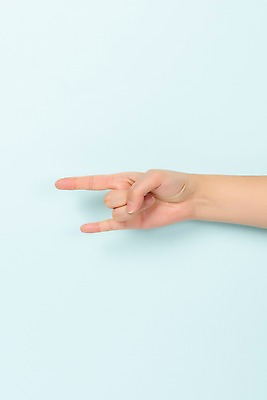 포토 JPG 스튜디오촬영 커뮤니케이션 한손 실내 누끼 손짓 한글 신체부위 복지 파란배경 모음 소통 의사소통 지문자 청각장애인 ㅔ 국내포토 문자 손 백그라운드 컨셉 모션 사람 내부 파란색 장애인 사회이슈 수화 파일형식 복모음