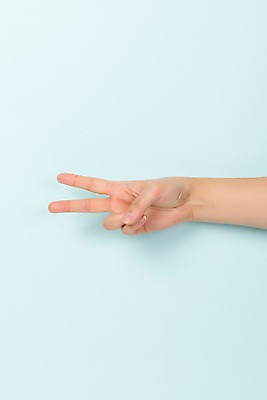 포토 JPG 스튜디오촬영 커뮤니케이션 한손 실내 누끼 손짓 한글 신체부위 복지 파란배경 모음 소통 의사소통 지문자 청각장애인 ㅕ 국내포토 문자 손 백그라운드 컨셉 모션 사람 내부 파란색 장애인 사회이슈 수화 파일형식 단모음