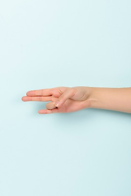 포토 JPG 스튜디오촬영 커뮤니케이션 한손 실내 누끼 손짓 한글 신체부위 복지 파란배경 모음 소통 의사소통 지문자 청각장애인 ㅖ 국내포토 문자 손 백그라운드 컨셉 모션 사람 내부 파란색 장애인 사회이슈 수화 파일형식 복모음