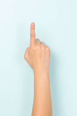 포토 JPG 스튜디오촬영 커뮤니케이션 한손 실내 누끼 손짓 한글 신체부위 복지 파란배경 모음 소통 의사소통 지문자 청각장애인 ㅗ 국내포토 문자 손 백그라운드 컨셉 모션 사람 내부 파란색 장애인 사회이슈 수화 파일형식 단모음