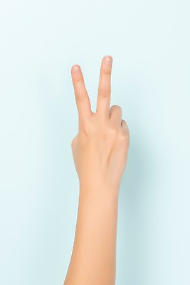 포토 JPG 스튜디오촬영 커뮤니케이션 한손 실내 누끼 손짓 한글 신체부위 복지 파란배경 모음 소통 의사소통 지문자 청각장애인 ㅛ 국내포토 문자 손 백그라운드 컨셉 모션 사람 내부 파란색 장애인 사회이슈 수화 파일형식 단모음