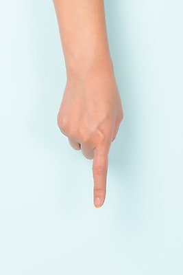 포토 JPG 스튜디오촬영 커뮤니케이션 한손 실내 누끼 손짓 한글 신체부위 복지 파란배경 모음 소통 의사소통 지문자 청각장애인 ㅜ 국내포토 문자 손 백그라운드 컨셉 모션 사람 내부 파란색 장애인 사회이슈 수화 파일형식 단모음