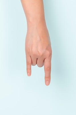 포토 JPG 스튜디오촬영 커뮤니케이션 한손 실내 누끼 손짓 한글 신체부위 복지 파란배경 모음 소통 의사소통 지문자 청각장애인 ㅟ 국내포토 문자 손 백그라운드 컨셉 모션 사람 내부 파란색 장애인 사회이슈 수화 파일형식 복모음