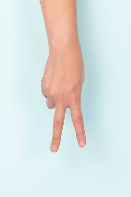 포토 JPG 스튜디오촬영 커뮤니케이션 한손 실내 누끼 손짓 한글 신체부위 복지 파란배경 모음 소통 의사소통 지문자 청각장애인 ㅠ 국내포토 문자 손 백그라운드 컨셉 모션 사람 내부 파란색 장애인 사회이슈 수화 파일형식 단모음