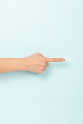 포토 JPG 스튜디오촬영 커뮤니케이션 한손 실내 누끼 손짓 한글 신체부위 복지 파란배경 모음 소통 의사소통 ㅡ 지문자 청각장애인 국내포토 문자 손 백그라운드 컨셉 모션 사람 내부 파란색 장애인 사회이슈 수화 파일형식 단모음