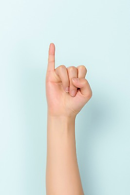 포토 JPG 스튜디오촬영 커뮤니케이션 한손 실내 누끼 손짓 한글 신체부위 복지 파란배경 모음 소통 의사소통 지문자 청각장애인 ㅣ 국내포토 문자 손 백그라운드 컨셉 모션 사람 내부 파란색 장애인 사회이슈 수화 파일형식 단모음