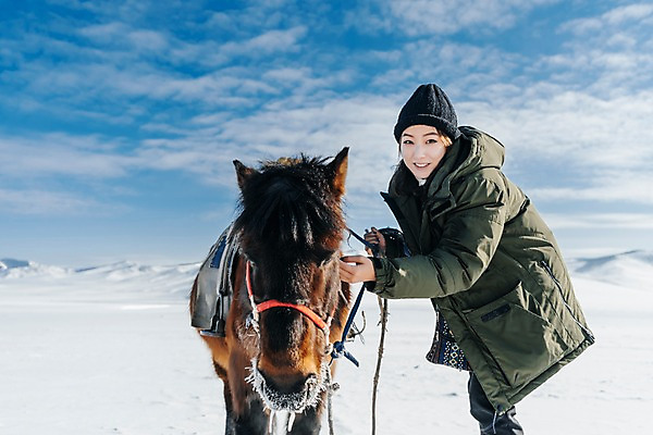 포토 JPG 주간 구름 한마리 응시 여자 줄 여행 겨울 하늘 산 한명 미소 사람 상반신 20대 성인 야외 옆모습 설원 만지기 한국인 눈 잡기 말_동물 승마 몽골 고삐 성인여자한명만 쓰다듬기 국내포토 자연요소 1 시선 계절 아시아 스포츠 뷰포인트 포유류 모션 날씨 눈_날씨 표정 동양인 청년 여자한명만 성인여자만 파일형식
