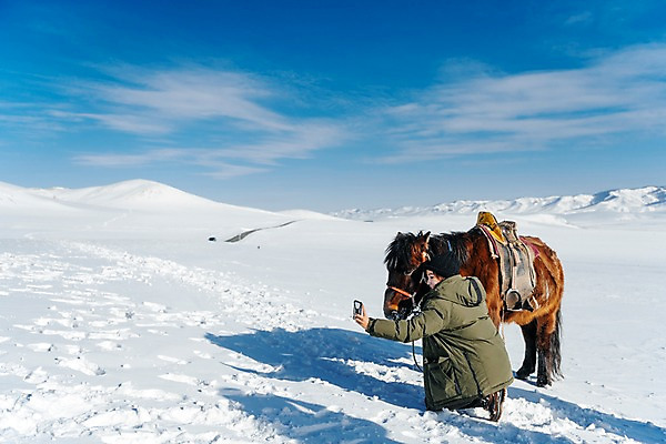 포토 JPG 주간 전신 구름 한마리 응시 여자 여행 겨울 하늘 산 한명 미소 사람 앉기 20대 성인 야외 옆모습 스마트폰 설원 한국인 눈 말_동물 승마 셀프카메라 몽골 성인여자한명만 국내포토 자연요소 1 시선 계절 아시아 스포츠 뷰포인트 포유류 모션 날씨 눈_날씨 표정 동양인 청년 핸드폰 스마트기기 사진촬영 여자한명만 성인여자만 파일형식