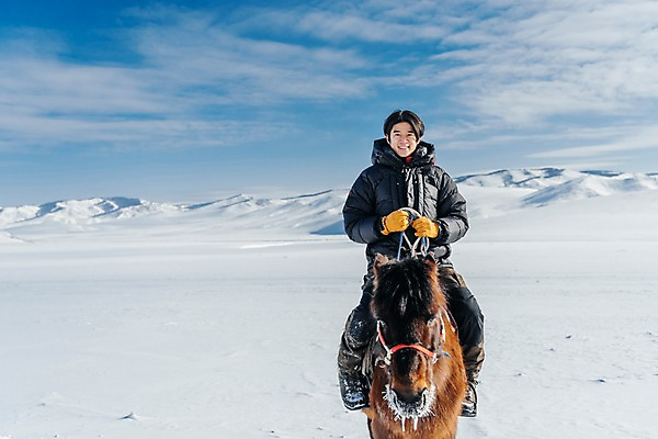 포토 JPG 주간 전신 구름 한마리 남자 줄 여행 겨울 하늘 산 한명 미소 사람 앉기 성인 야외 앞모습 30대 설원 한국인 눈 잡기 말_동물 승마 몽골 고삐 성인남자한명만 겨울풍경 국내포토 자연요소 1 계절 아시아 스포츠 뷰포인트 포유류 모션 날씨 눈_날씨 표정 동양인 풍경 장년 남자한명만 성인남자만 파일형식
