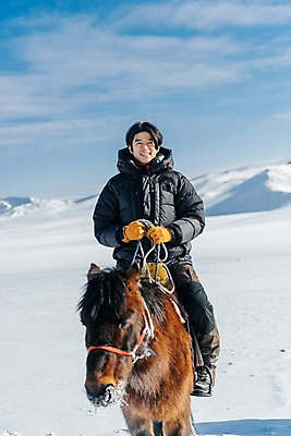 포토 JPG 주간 전신 구름 응시 남자 줄 여행 겨울 하늘 산 한명 미소 사람 앉기 성인 야외 앞모습 30대 설원 한국인 눈 잡기 말_동물 승마 몽골 즐거움 고삐 성인남자한명만 국내포토 자연요소 1 시선 계절 감정 아시아 스포츠 뷰포인트 포유류 모션 날씨 눈_날씨 표정 동양인 장년 남자한명만 성인남자만 파일형식