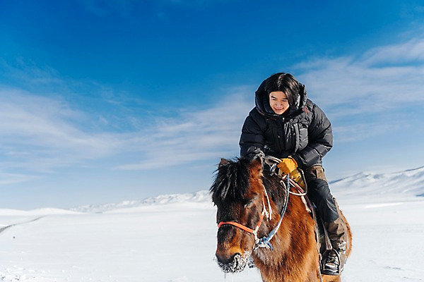 포토 JPG 주간 전신 한마리 응시 남자 여행 장갑 겨울 산 한명 미소 사람 앉기 성인 야외 앞모습 30대 설원 한국인 눈 잡기 말_동물 승마 몽골 고삐 성인남자한명만 국내포토 자연요소 1 시선 잡화 계절 아시아 스포츠 뷰포인트 포유류 모션 날씨 눈_날씨 표정 동양인 장년 남자한명만 성인남자만 파일형식