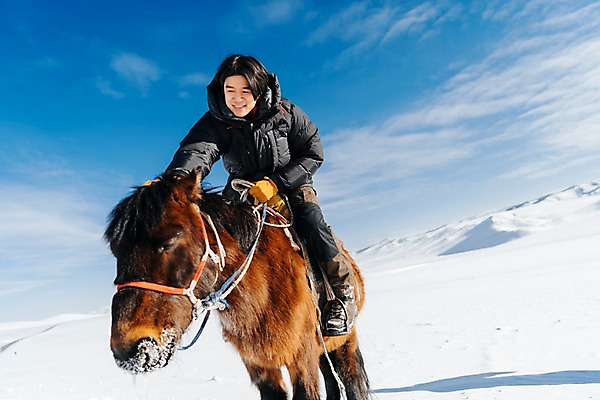 포토 JPG 주간 전신 구름 한마리 응시 남자 로우앵글 여행 겨울 하늘 산 한명 미소 사람 앉기 성인 야외 앞모습 30대 설원 한국인 눈 잡기 말_동물 승마 몽골 고삐 성인남자한명만 쓰다듬기 국내포토 자연요소 1 시선 계절 아시아 스포츠 뷰포인트 포유류 모션 날씨 눈_날씨 표정 동양인 장년 남자한명만 성인남자만 파일형식