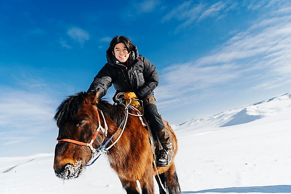 포토 JPG 주간 전신 구름 한마리 응시 남자 줄 로우앵글 여행 겨울 하늘 산 한명 미소 사람 앉기 성인 야외 옆모습 30대 설원 한국인 눈 잡기 말_동물 승마 몽골 즐거움 고삐 성인남자한명만 국내포토 자연요소 1 시선 계절 감정 아시아 스포츠 뷰포인트 포유류 모션 날씨 눈_날씨 표정 동양인 장년 남자한명만 성인남자만 파일형식