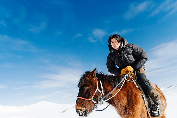 포토 JPG 주간 전신 구름 한마리 응시 남자 로우앵글 여행 겨울 하늘 산 한명 미소 사람 앉기 성인 야외 옆모습 30대 설원 한국인 눈 잡기 말_동물 승마 몽골 즐거움 고삐 성인남자한명만 국내포토 자연요소 1 시선 계절 감정 아시아 스포츠 뷰포인트 포유류 모션 날씨 눈_날씨 표정 동양인 장년 남자한명만 성인남자만 파일형식