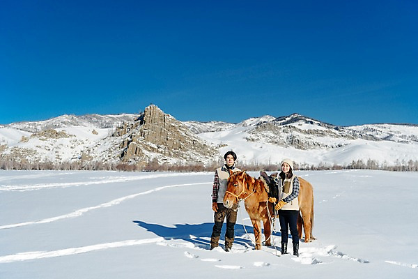 포토 JPG 주간 전신 한마리 커플 응시 여자 남자 줄 여행 겨울 산 서기 미소 사람 20대 성인 야외 두명 앞모습 30대 설원 한국인 눈 잡기 말_동물 승마 몽골 고삐 성인만 국내포토 자연요소 1 시선 계절 아시아 스포츠 뷰포인트 포유류 관계 모션 날씨 눈_날씨 표정 동양인 청년 장년 파일형식