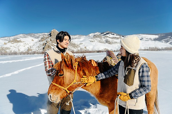 포토 JPG 주간 한마리 커플 응시 여자 남자 줄 여행 장갑 겨울 산 서기 미소 사람 상반신 20대 성인 야외 두명 앞모습 옆모습 30대 마주보기 설원 한국인 눈 잡기 말_동물 승마 몽골 고삐 성인만 쓰다듬기 국내포토 자연요소 1 시선 잡화 계절 아시아 스포츠 뷰포인트 포유류 관계 모션 날씨 눈_날씨 표정 동양인 청년 장년 파일형식