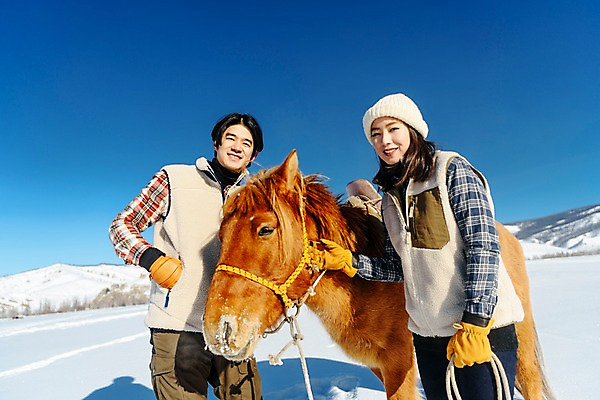 포토 JPG 주간 한마리 커플 응시 여자 남자 줄 여행 장갑 겨울 산 서기 미소 사람 상반신 20대 성인 야외 두명 앞모습 옆모습 30대 설원 한국인 눈 잡기 말_동물 승마 몽골 고삐 성인만 국내포토 자연요소 1 시선 잡화 계절 아시아 스포츠 뷰포인트 포유류 관계 모션 날씨 눈_날씨 표정 동양인 청년 장년 파일형식