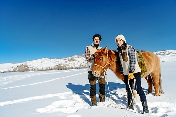 포토 JPG 주간 전신 한마리 커플 응시 여자 남자 줄 여행 장갑 겨울 산 서기 미소 사람 20대 성인 야외 두명 앞모습 옆모습 30대 설원 한국인 눈 잡기 말_동물 승마 몽골 고삐 성인만 쓰다듬기 국내포토 자연요소 1 시선 잡화 계절 아시아 스포츠 뷰포인트 포유류 관계 모션 날씨 눈_날씨 표정 동양인 청년 장년 파일형식