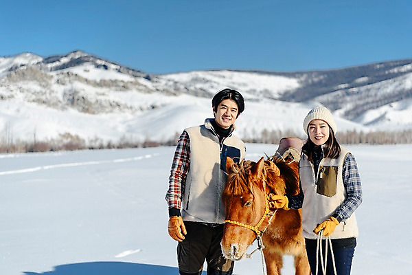 포토 JPG 주간 한마리 커플 응시 여자 남자 줄 여행 장갑 겨울 산 서기 미소 사람 상반신 20대 성인 야외 두명 앞모습 30대 설원 한국인 눈 잡기 말_동물 승마 몽골 고삐 성인만 국내포토 자연요소 1 시선 잡화 계절 아시아 스포츠 뷰포인트 포유류 관계 모션 날씨 눈_날씨 표정 동양인 청년 장년 파일형식