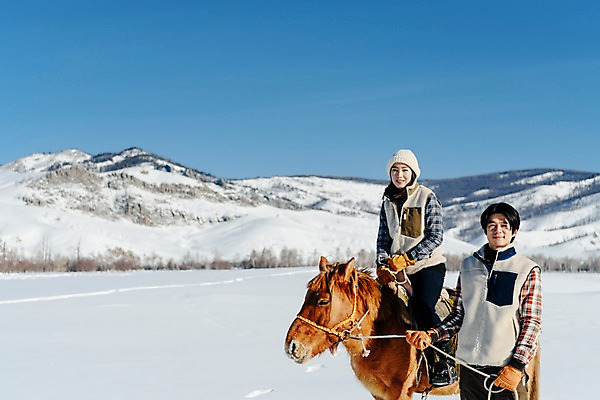 포토 JPG 주간 전신 커플 응시 여자 남자 줄 여행 겨울 산 서기 미소 사람 앉기 상반신 20대 성인 야외 두명 앞모습 옆모습 30대 설원 한국인 눈 잡기 말_동물 승마 몽골 고삐 성인만 국내포토 자연요소 시선 계절 아시아 스포츠 뷰포인트 포유류 관계 모션 날씨 눈_날씨 표정 동양인 청년 장년 파일형식