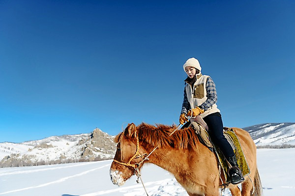 포토 JPG 주간 전신 한마리 응시 여자 여행 장갑 겨울 산 한명 사람 앉기 20대 성인 야외 옆모습 설원 한국인 눈 잡기 말_동물 승마 몽골 고삐 성인여자한명만 국내포토 자연요소 1 시선 잡화 계절 아시아 스포츠 뷰포인트 포유류 모션 날씨 눈_날씨 동양인 청년 여자한명만 성인여자만 파일형식