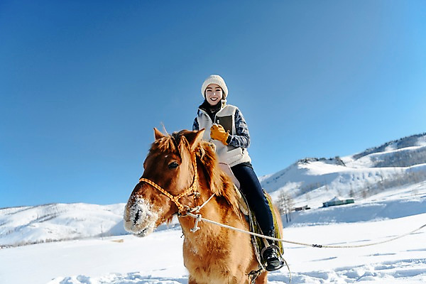 포토 JPG 주간 전신 한마리 응시 여자 여행 장갑 겨울 산 한명 미소 사람 앉기 20대 성인 야외 앞모습 설원 한국인 눈 잡기 말_동물 승마 몽골 고삐 성인여자한명만 국내포토 자연요소 1 시선 잡화 계절 아시아 스포츠 뷰포인트 포유류 모션 날씨 눈_날씨 표정 동양인 청년 여자한명만 성인여자만 파일형식