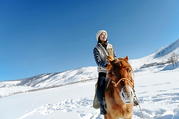 포토 JPG 주간 전신 한마리 응시 여자 여행 겨울 산 한명 미소 사람 앉기 20대 성인 야외 앞모습 설원 한국인 눈 잡기 말_동물 승마 몽골 고삐 성인여자한명만 국내포토 자연요소 1 시선 계절 아시아 스포츠 뷰포인트 포유류 모션 날씨 눈_날씨 표정 동양인 청년 여자한명만 성인여자만 파일형식