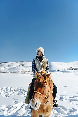 포토 JPG 주간 전신 한마리 응시 여자 여행 겨울 산 한명 사람 앉기 20대 성인 야외 앞모습 설원 한국인 눈 잡기 말_동물 승마 몽골 고삐 성인여자한명만 국내포토 자연요소 1 시선 계절 아시아 스포츠 뷰포인트 포유류 모션 날씨 눈_날씨 동양인 청년 여자한명만 성인여자만 파일형식