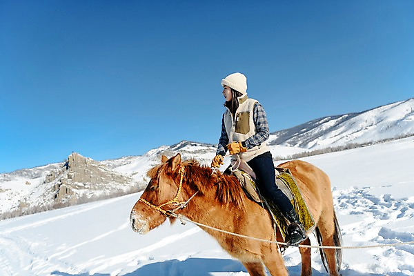 포토 JPG 주간 전신 한마리 응시 여자 여행 장갑 겨울 산 한명 사람 앉기 20대 성인 야외 옆모습 설원 한국인 눈 잡기 말_동물 승마 몽골 고삐 성인여자한명만 국내포토 자연요소 1 시선 잡화 계절 아시아 스포츠 뷰포인트 포유류 모션 날씨 눈_날씨 동양인 청년 여자한명만 성인여자만 파일형식