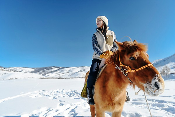 포토 JPG 주간 전신 한마리 응시 여자 여행 장갑 겨울 산 한명 미소 사람 앉기 20대 성인 야외 앞모습 설원 한국인 눈 잡기 말_동물 승마 몽골 고삐 성인여자한명만 국내포토 자연요소 1 시선 잡화 계절 아시아 스포츠 뷰포인트 포유류 모션 날씨 눈_날씨 표정 동양인 청년 여자한명만 성인여자만 파일형식