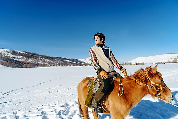 포토 JPG 주간 전신 응시 남자 여행 장갑 겨울 산 한명 사람 성인 야외 옆모습 30대 설원 한국인 눈 잡기 말_동물 승마 몽골 고삐 성인남자한명만 국내포토 자연요소 1 시선 잡화 계절 아시아 스포츠 뷰포인트 포유류 모션 날씨 눈_날씨 동양인 장년 남자한명만 성인남자만 파일형식