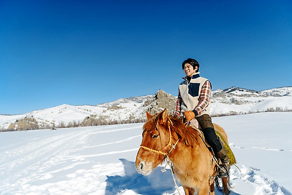 포토 JPG 주간 전신 한마리 응시 남자 여행 장갑 겨울 산 한명 미소 사람 앉기 성인 야외 옆모습 30대 설원 한국인 눈 잡기 말_동물 승마 몽골 고삐 성인남자한명만 국내포토 자연요소 1 시선 잡화 계절 아시아 스포츠 뷰포인트 포유류 모션 날씨 눈_날씨 표정 동양인 장년 남자한명만 성인남자만 파일형식