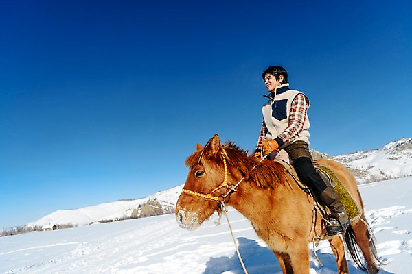 포토 JPG 주간 전신 한마리 응시 남자 여행 겨울 하늘 산 한명 미소 사람 앉기 성인 야외 옆모습 30대 설원 한국인 눈 잡기 말_동물 승마 몽골 고삐 성인남자한명만 국내포토 자연요소 1 시선 계절 아시아 스포츠 뷰포인트 포유류 모션 날씨 눈_날씨 표정 동양인 장년 남자한명만 성인남자만 파일형식