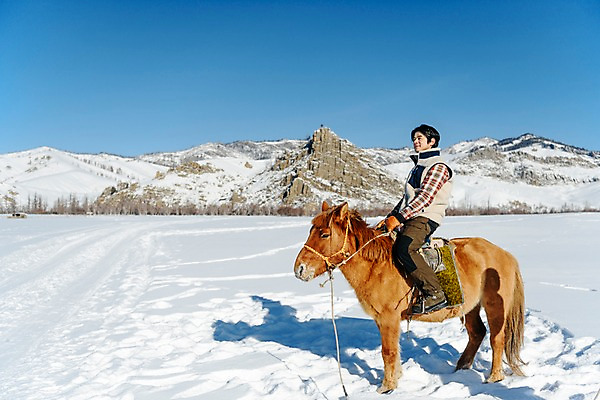 포토 JPG 주간 전신 한마리 응시 남자 여행 겨울 산 한명 사람 앉기 성인 야외 옆모습 30대 설원 한국인 눈 잡기 말_동물 승마 몽골 고삐 성인남자한명만 국내포토 자연요소 1 시선 계절 아시아 스포츠 뷰포인트 포유류 모션 날씨 눈_날씨 동양인 장년 남자한명만 성인남자만 파일형식