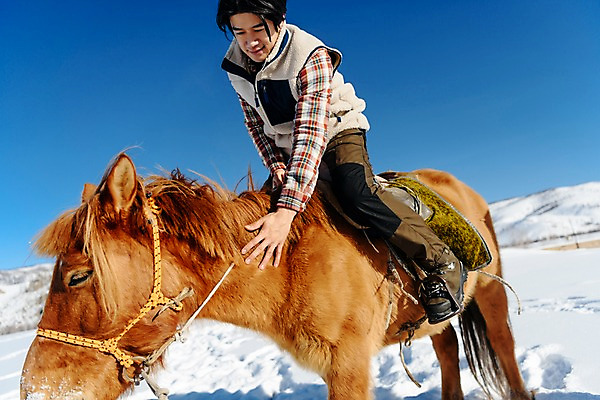 포토 JPG 주간 전신 응시 남자 여행 겨울 산 한명 미소 사람 앉기 성인 야외 옆모습 30대 설원 한국인 눈 말_동물 승마 몽골 성인남자한명만 쓰다듬기 국내포토 자연요소 1 시선 계절 아시아 스포츠 뷰포인트 포유류 모션 날씨 눈_날씨 표정 동양인 장년 남자한명만 성인남자만 파일형식