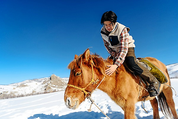 포토 JPG 주간 전신 남자 여행 겨울 산 한명 사람 앉기 성인 야외 옆모습 30대 설원 한국인 눈 잡기 말_동물 승마 몽골 고삐 성인남자한명만 쓰다듬기 국내포토 자연요소 1 계절 아시아 스포츠 뷰포인트 포유류 모션 날씨 눈_날씨 동양인 장년 남자한명만 성인남자만 파일형식