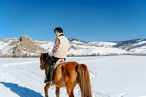 포토 JPG 주간 전신 응시 남자 여행 겨울 산 한명 미소 사람 앉기 성인 야외 뒷모습 30대 설원 한국인 눈 잡기 말_동물 뒤돌아보기 승마 몽골 고삐 성인남자한명만 국내포토 자연요소 1 시선 계절 아시아 스포츠 뷰포인트 포유류 모션 날씨 눈_날씨 표정 동양인 장년 남자한명만 성인남자만 파일형식