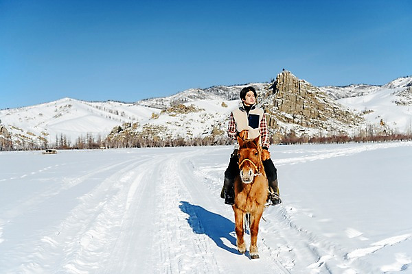 포토 JPG 주간 전신 응시 남자 여행 겨울 산 한명 사람 앉기 성인 야외 앞모습 30대 설원 한국인 눈 잡기 말_동물 승마 몽골 고삐 성인남자한명만 국내포토 자연요소 1 시선 계절 아시아 스포츠 뷰포인트 포유류 모션 날씨 눈_날씨 동양인 장년 남자한명만 성인남자만 파일형식
