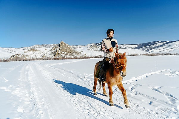 포토 JPG 주간 전신 응시 남자 여행 겨울 산 한명 사람 앉기 성인 야외 옆모습 30대 설원 한국인 눈 잡기 말_동물 승마 몽골 고삐 성인남자한명만 국내포토 자연요소 1 시선 계절 아시아 스포츠 뷰포인트 포유류 모션 날씨 눈_날씨 동양인 장년 남자한명만 성인남자만 파일형식