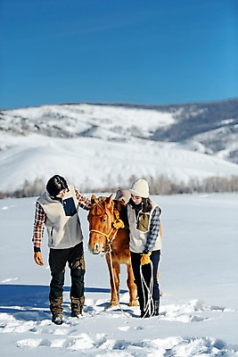 포토 JPG 주간 전신 커플 응시 여자 남자 여행 장갑 겨울 산 서기 사람 20대 성인 야외 두명 앞모습 30대 설원 한국인 눈 잡기 말_동물 승마 몽골 성인만 국내포토 자연요소 시선 잡화 계절 아시아 스포츠 뷰포인트 포유류 관계 모션 날씨 눈_날씨 동양인 청년 장년 파일형식
