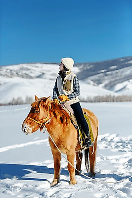 포토 JPG 주간 전신 한마리 응시 여자 여행 겨울 산 한명 사람 앉기 20대 성인 야외 앞모습 설원 한국인 눈 잡기 말_동물 승마 몽골 고삐 성인여자한명만 국내포토 자연요소 1 시선 계절 아시아 스포츠 뷰포인트 포유류 모션 날씨 눈_날씨 동양인 청년 여자한명만 성인여자만 파일형식