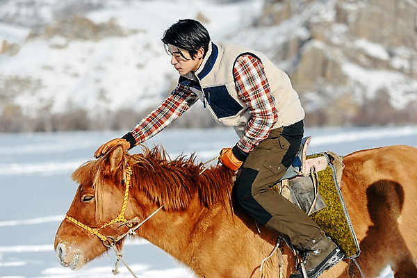 포토 JPG 주간 전신 한마리 손 응시 남자 여행 겨울 산 한명 사람 앉기 성인 야외 옆모습 30대 설원 한국인 눈 잡기 말_동물 승마 몽골 성인남자한명만 국내포토 자연요소 1 시선 계절 아시아 스포츠 뷰포인트 포유류 모션 날씨 눈_날씨 동양인 신체부위 장년 남자한명만 성인남자만 파일형식