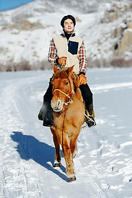 포토 JPG 주간 전신 한마리 응시 남자 여행 겨울 산 한명 사람 앉기 성인 야외 앞모습 30대 설원 한국인 눈 잡기 말_동물 승마 몽골 고삐 성인남자한명만 국내포토 자연요소 1 시선 계절 아시아 스포츠 뷰포인트 포유류 모션 날씨 눈_날씨 동양인 장년 남자한명만 성인남자만 파일형식