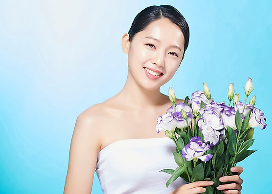 포토 JPG 스튜디오촬영 응시 여자 꽃 꽃다발 실내 한명 미소 들기 사람 상반신 20대 성인 앞모습 뷰티 한국인 파란배경 의료성형뷰티 성인여자한명만 국내포토 식물 1 시선 뷰포인트 백그라운드 모션 표정 동양인 청년 내부 파란색 여자한명만 성인여자만 파일형식