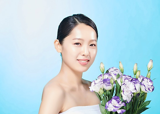 포토 JPG 스튜디오촬영 응시 여자 꽃 꽃다발 실내 한명 미소 들기 사람 상반신 20대 성인 옆모습 뷰티 한국인 파란배경 의료성형뷰티 성인여자한명만 국내포토 식물 1 시선 뷰포인트 백그라운드 모션 표정 동양인 청년 내부 파란색 여자한명만 성인여자만 파일형식