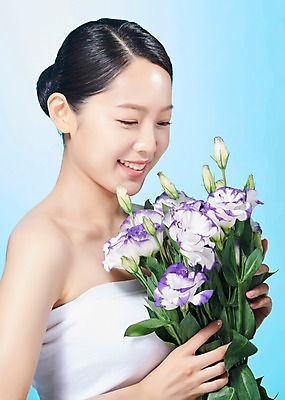포토 JPG 스튜디오촬영 응시 여자 꽃 행복 꽃다발 실내 한명 미소 사람 상반신 20대 성인 옆모습 뷰티 한국인 즐거움 파란배경 의료성형뷰티 성인여자한명만 국내포토 식물 1 시선 감정 뷰포인트 백그라운드 표정 동양인 청년 내부 파란색 여자한명만 성인여자만 파일형식